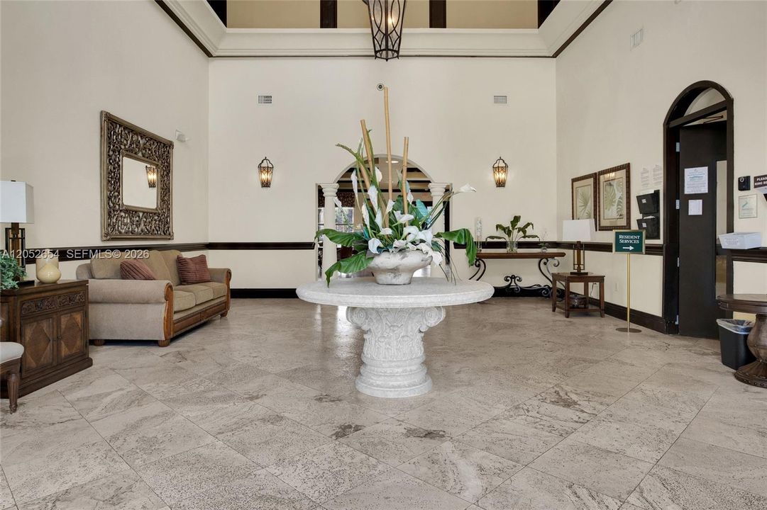 For Rent: $2,400 (2 beds, 2 baths, 977 Square Feet)