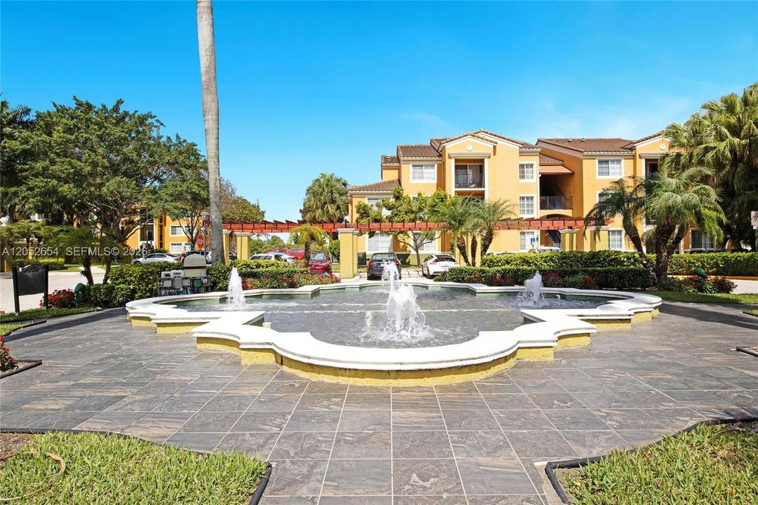For Rent: $2,400 (2 beds, 2 baths, 977 Square Feet)