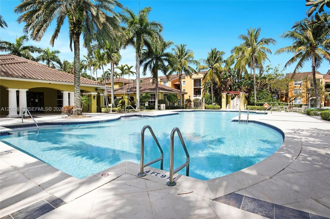 For Rent: $2,400 (2 beds, 2 baths, 977 Square Feet)