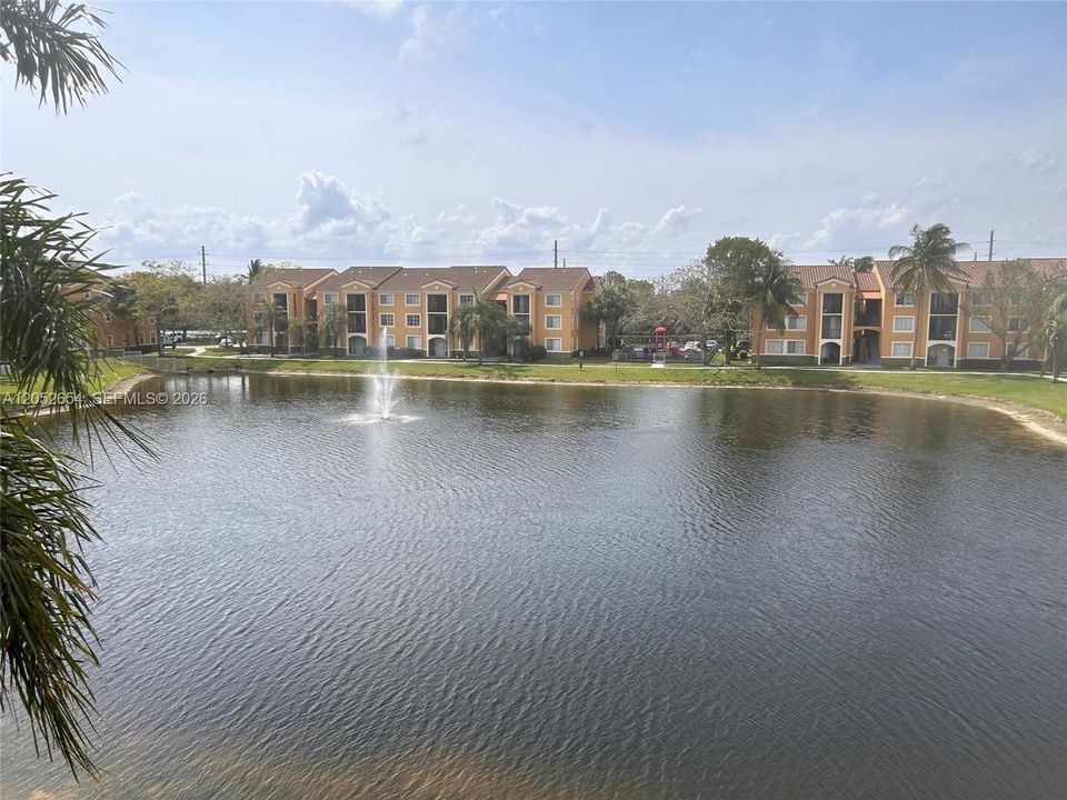 For Rent: $2,400 (2 beds, 2 baths, 977 Square Feet)