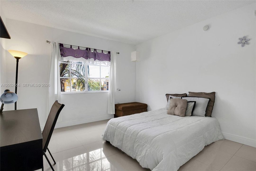 For Rent: $2,400 (2 beds, 2 baths, 977 Square Feet)