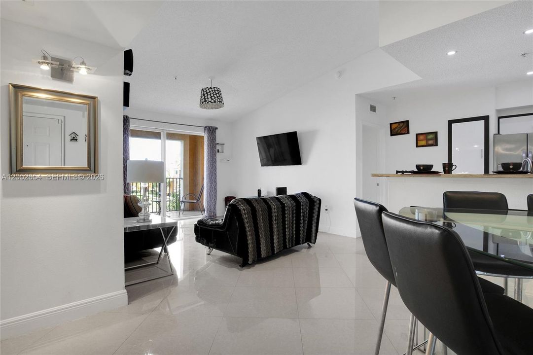 For Rent: $2,400 (2 beds, 2 baths, 977 Square Feet)