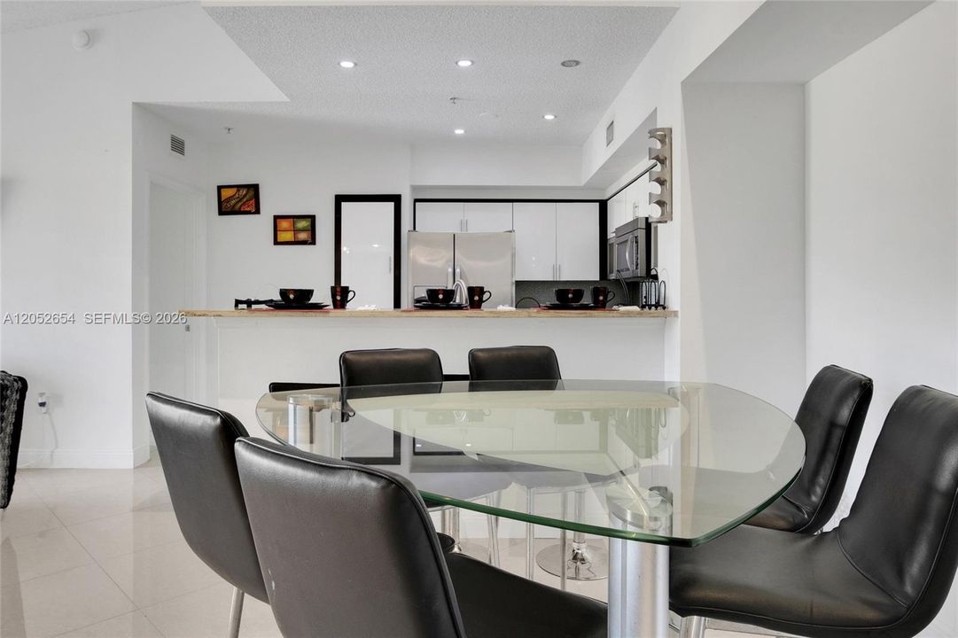 For Rent: $2,400 (2 beds, 2 baths, 977 Square Feet)
