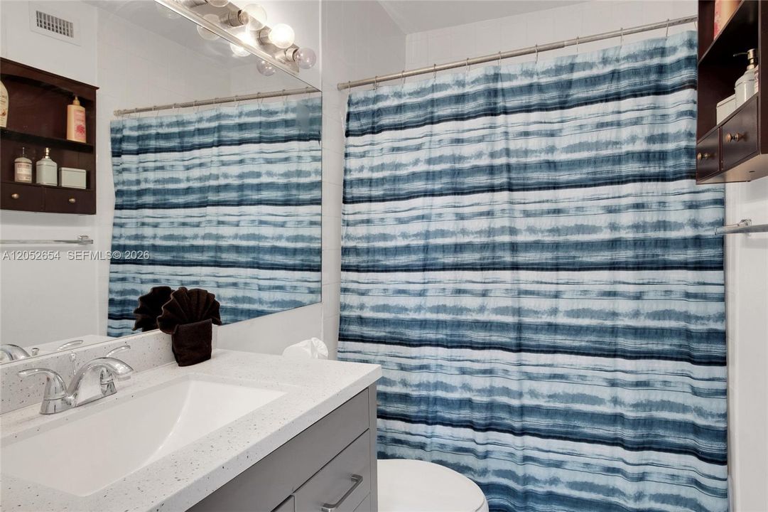 For Rent: $2,400 (2 beds, 2 baths, 977 Square Feet)
