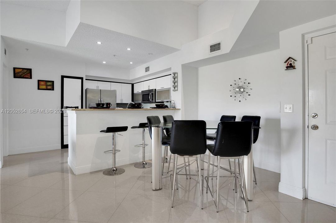 For Rent: $2,400 (2 beds, 2 baths, 977 Square Feet)