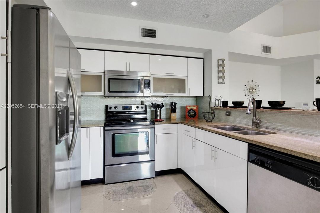 For Rent: $2,400 (2 beds, 2 baths, 977 Square Feet)