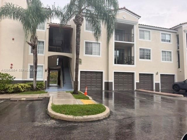 For Rent: $2,400 (2 beds, 2 baths, 977 Square Feet)