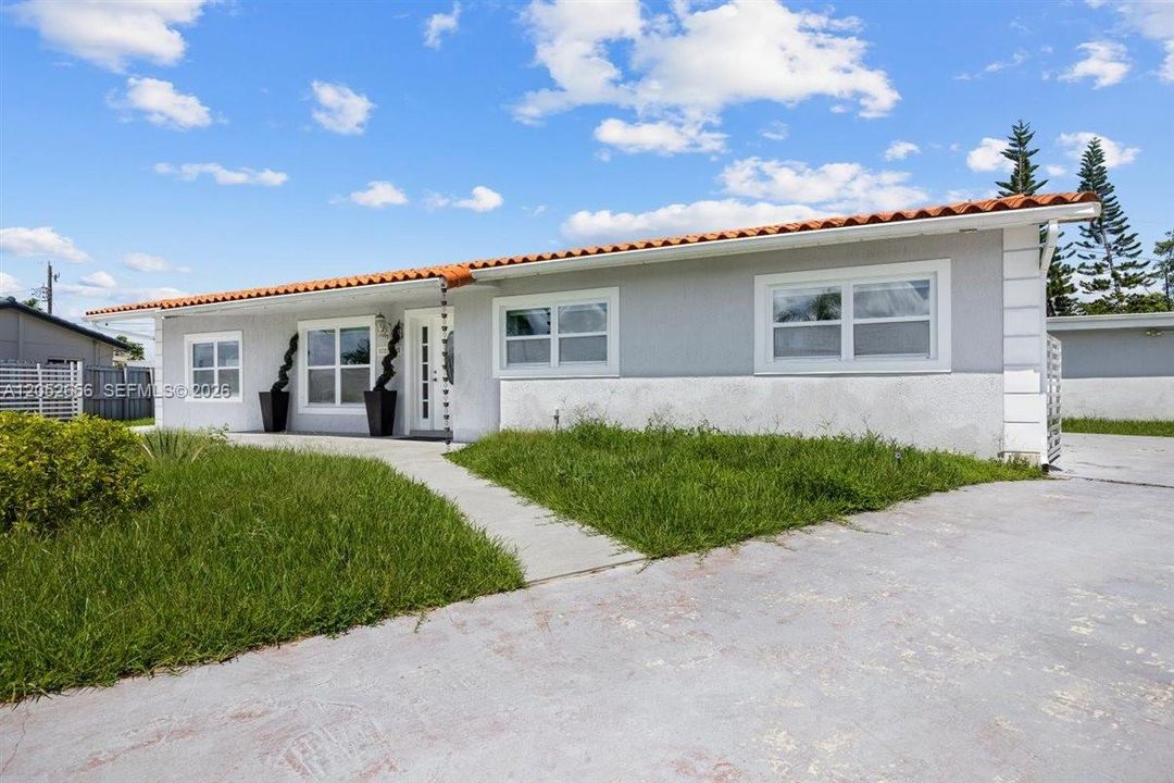For Rent: $6,500 (6 beds, 3 baths, 2270 Square Feet)