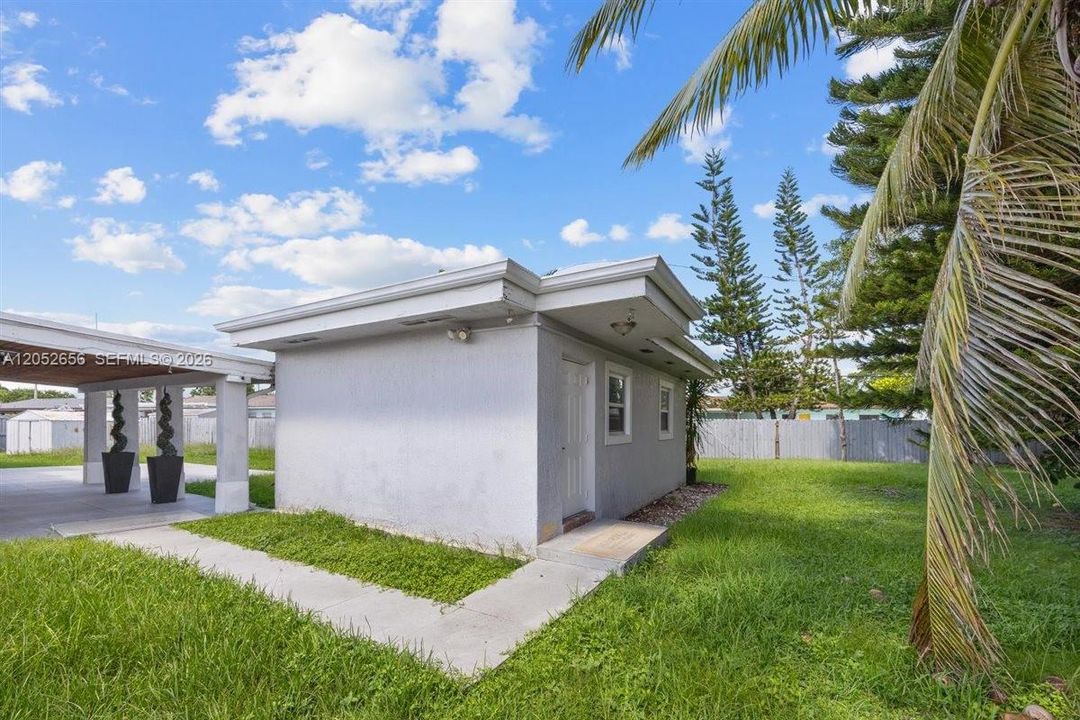For Rent: $6,500 (6 beds, 3 baths, 2270 Square Feet)