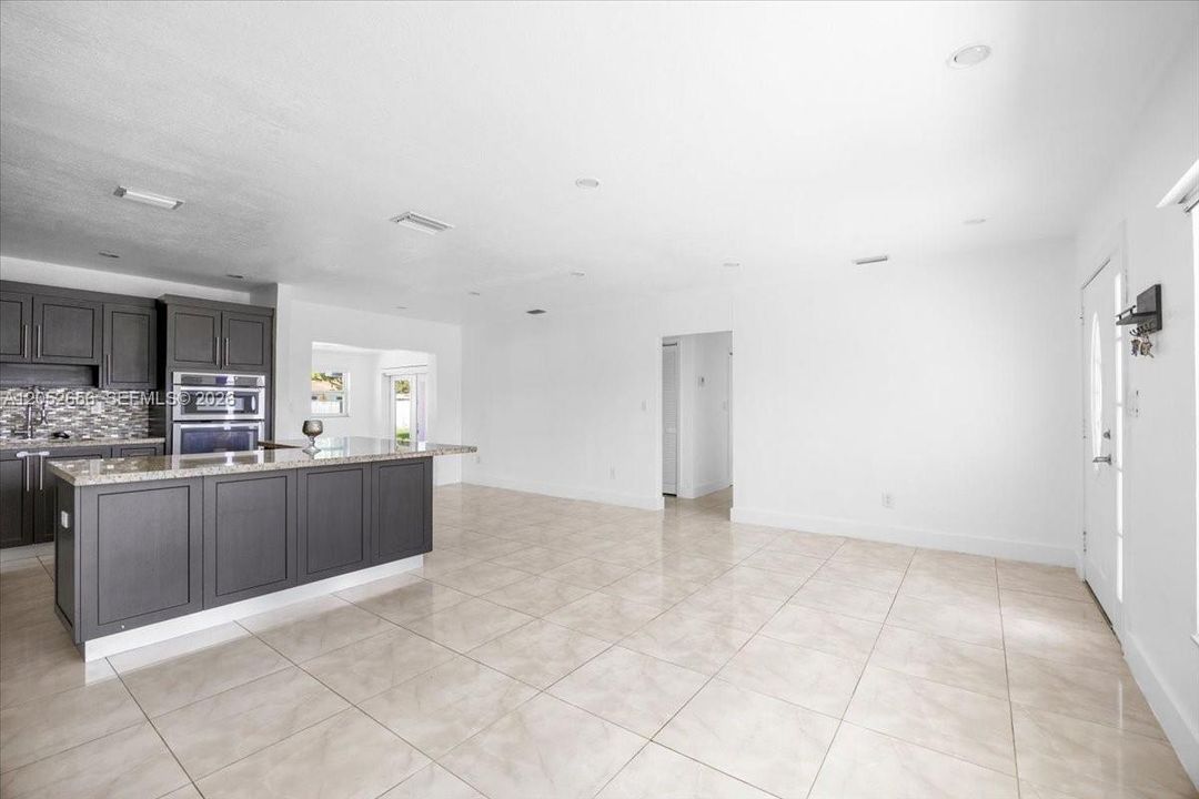 For Rent: $6,500 (6 beds, 3 baths, 2270 Square Feet)