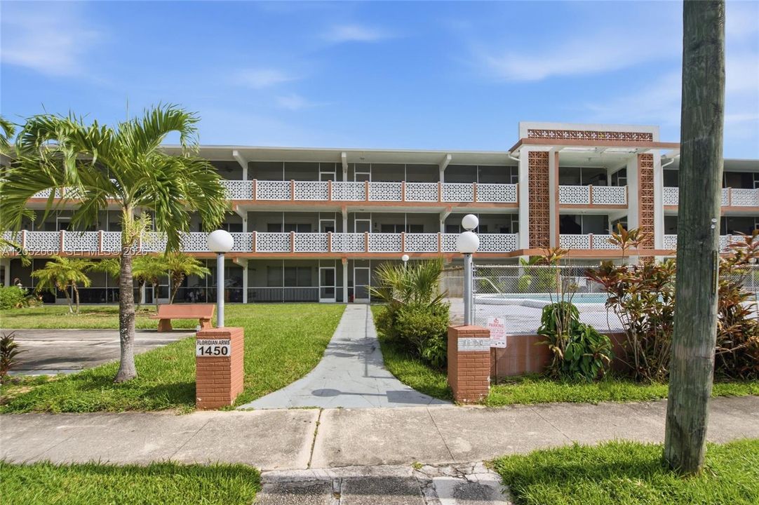 For Sale: $140,000 (1 beds, 1 baths, 800 Square Feet)
