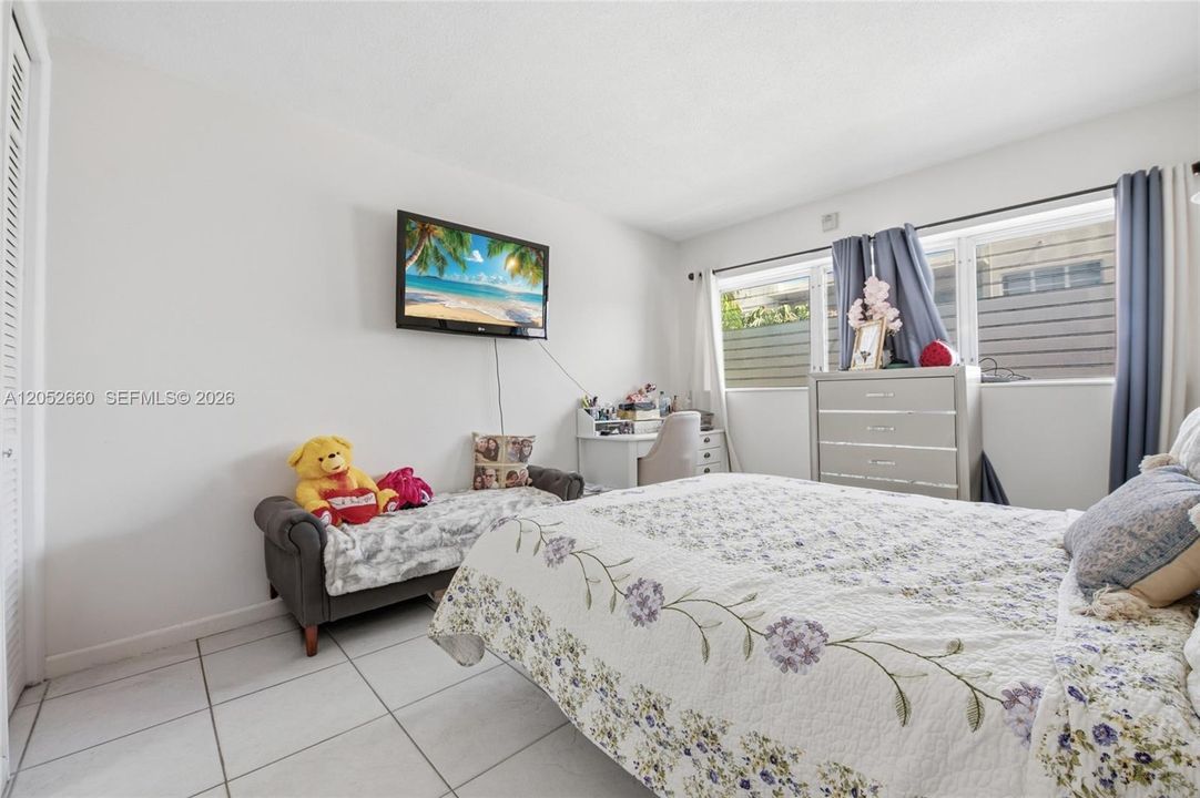 For Sale: $140,000 (1 beds, 1 baths, 800 Square Feet)