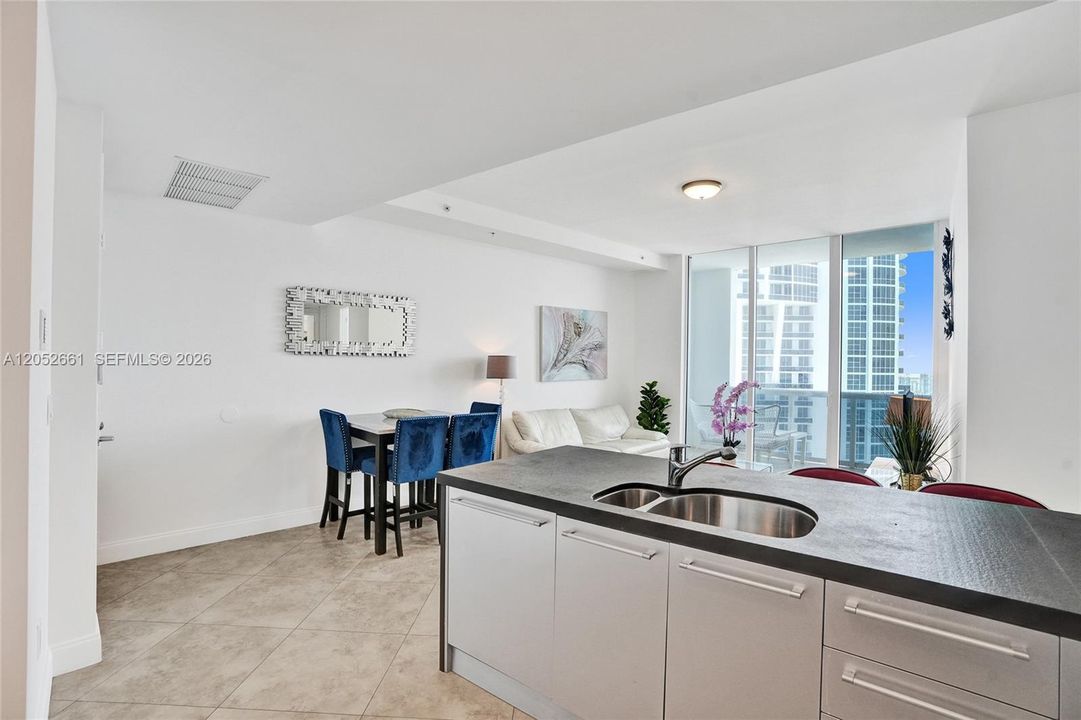 В аренду: $15,000 (2 спален, 2 ванн, 1577 Квадратных фут)