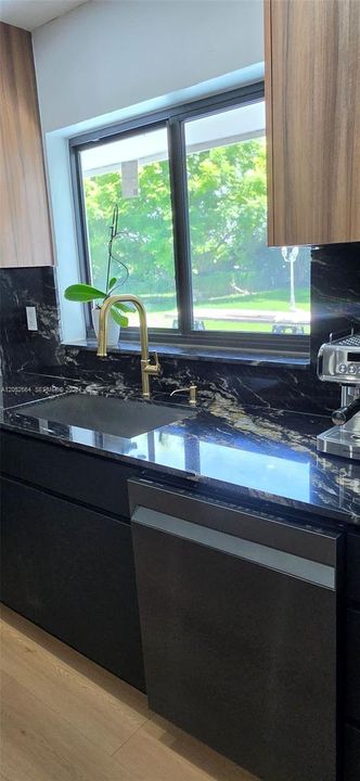 На продажу: $799,999 (4 спален, 2 ванн, 1598 Квадратных фут)