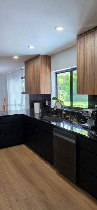 На продажу: $799,999 (4 спален, 2 ванн, 1598 Квадратных фут)