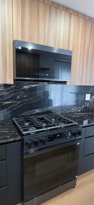 На продажу: $799,999 (4 спален, 2 ванн, 1598 Квадратных фут)