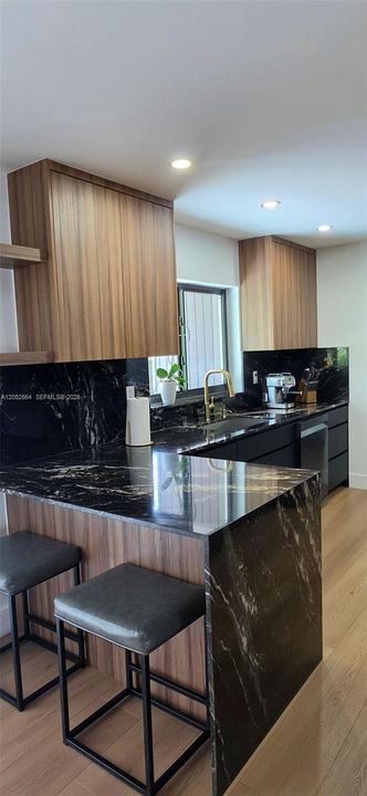На продажу: $799,999 (4 спален, 2 ванн, 1598 Квадратных фут)
