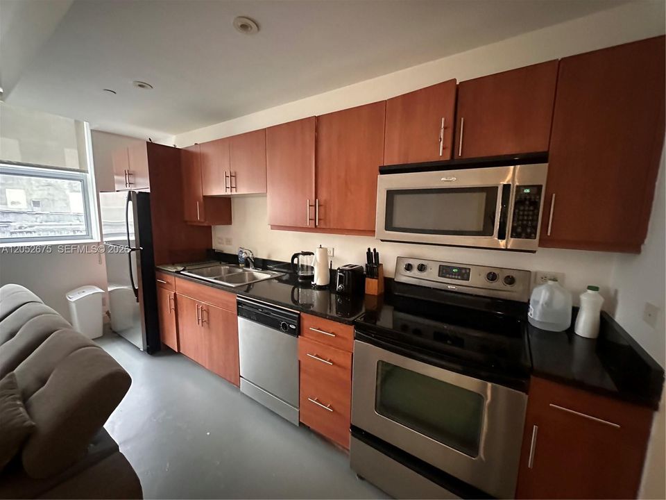 For Sale: $262,000 (1 beds, 1 baths, 774 Square Feet)