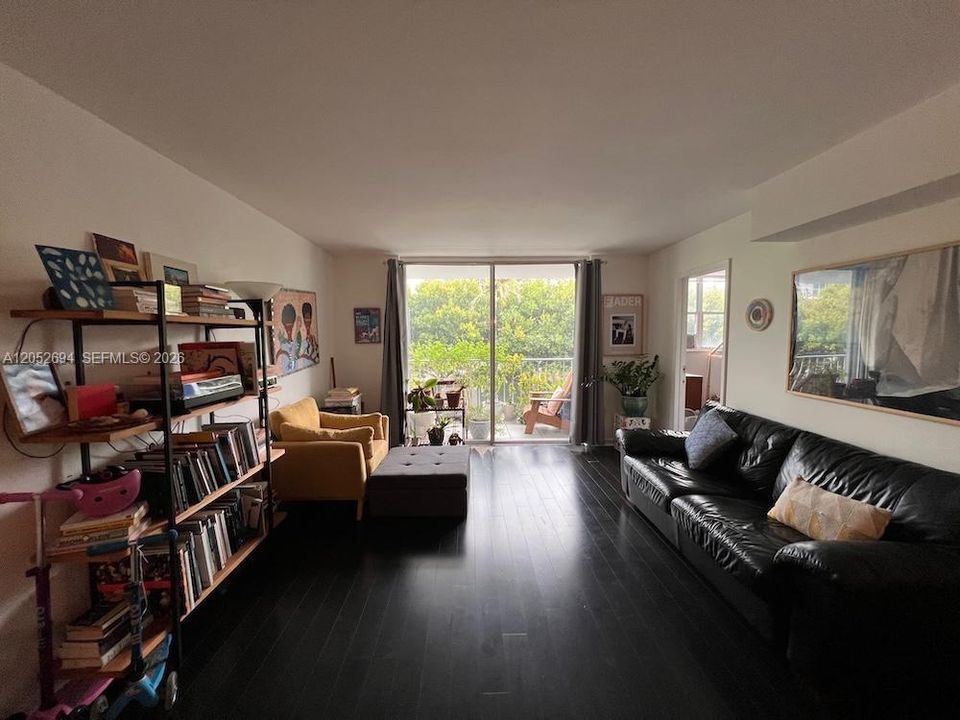 For Rent: $2,800 (2 beds, 1 baths, 938 Square Feet)