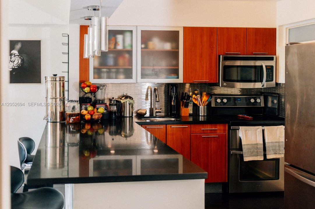 For Rent: $2,800 (2 beds, 1 baths, 938 Square Feet)
