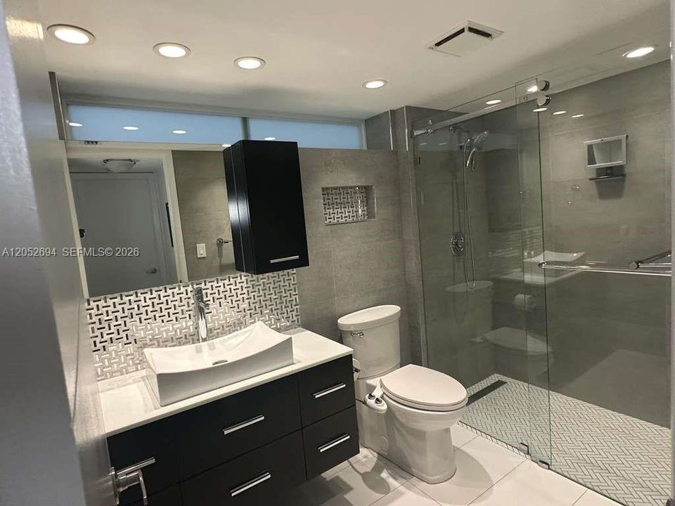 For Rent: $2,800 (2 beds, 1 baths, 938 Square Feet)