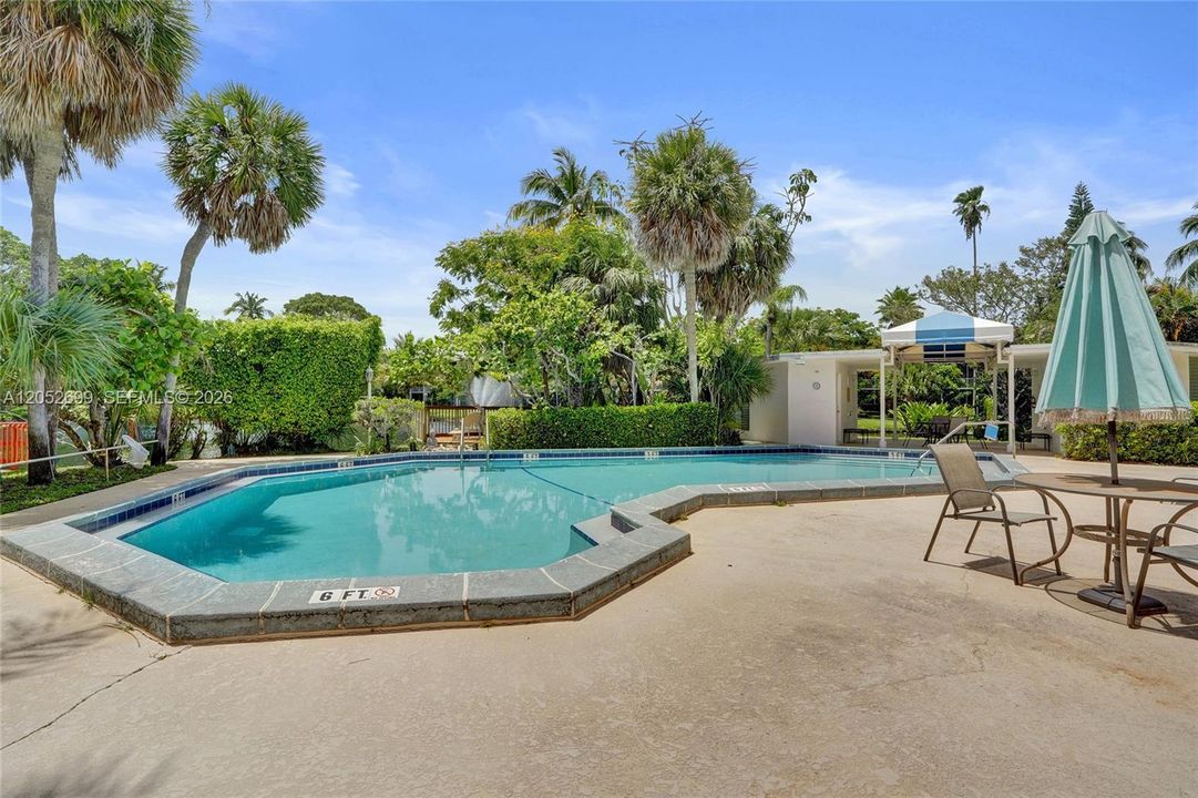 For Sale: $135,000 (1 beds, 1 baths, 722 Square Feet)