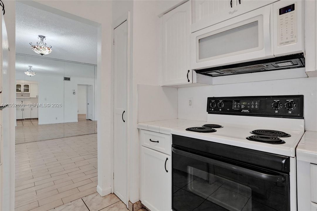 For Sale: $135,000 (1 beds, 1 baths, 722 Square Feet)