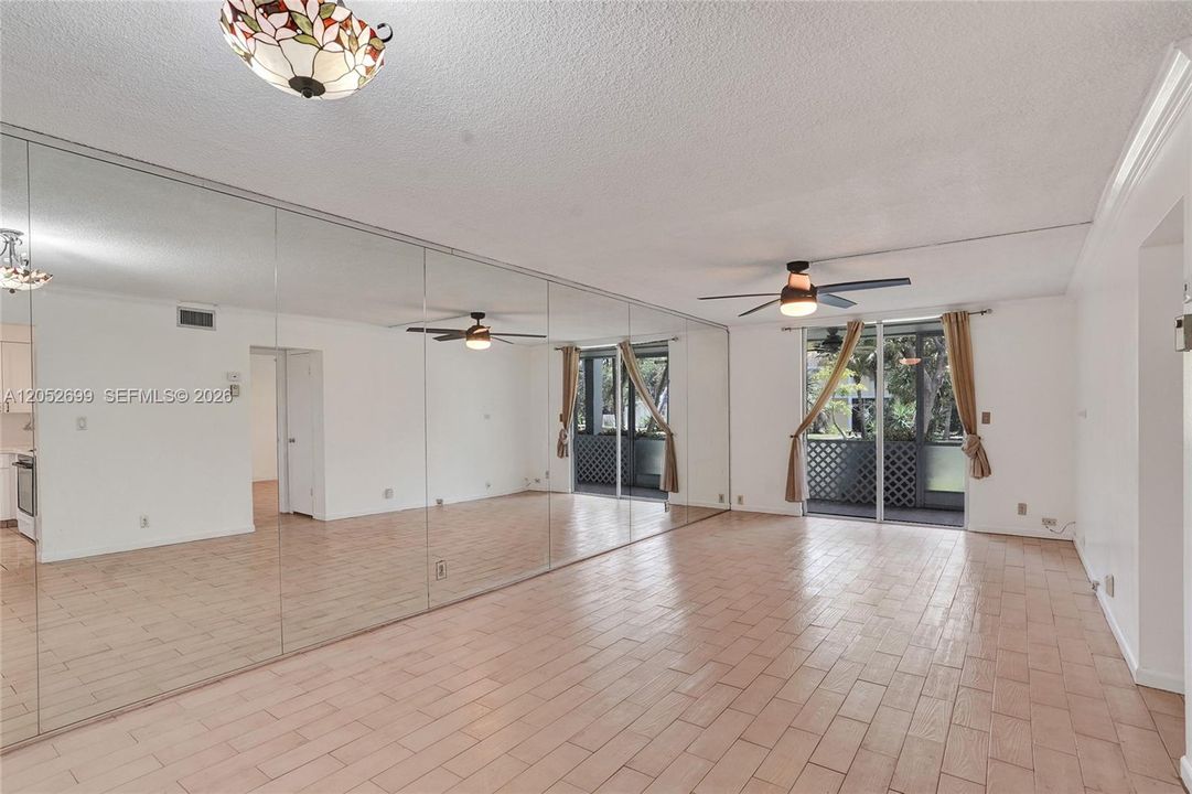 For Sale: $135,000 (1 beds, 1 baths, 722 Square Feet)