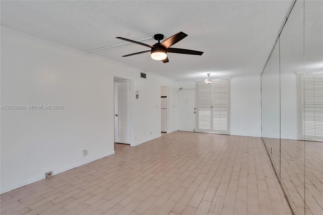 For Sale: $135,000 (1 beds, 1 baths, 722 Square Feet)