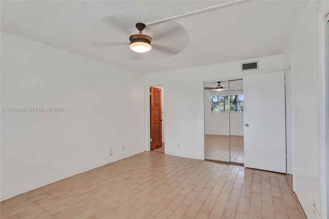 For Sale: $135,000 (1 beds, 1 baths, 722 Square Feet)