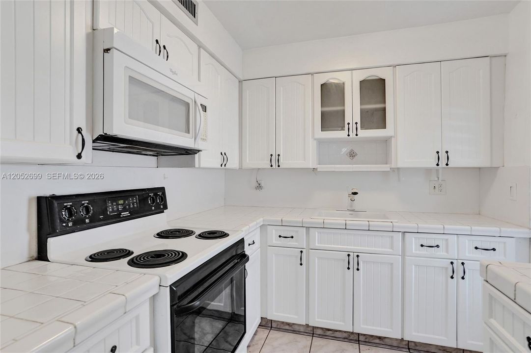 For Sale: $135,000 (1 beds, 1 baths, 722 Square Feet)