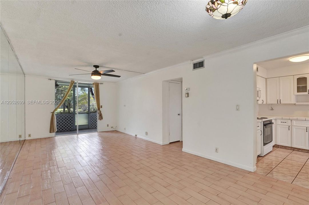 For Sale: $135,000 (1 beds, 1 baths, 722 Square Feet)