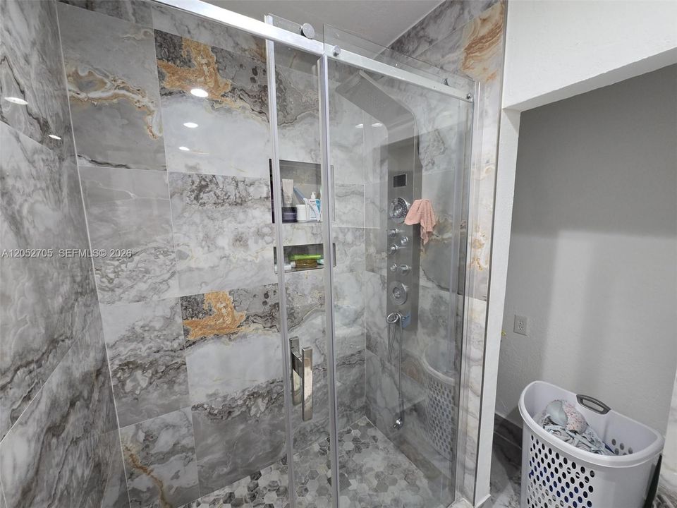 Под контрактом: $565,000 (3 спален, 2 ванн, 1524 Квадратных фут)