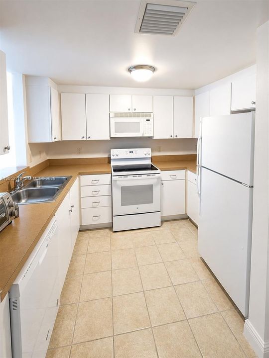 В аренду: $2,600 (1 спален, 1 ванн, 737 Квадратных фут)
