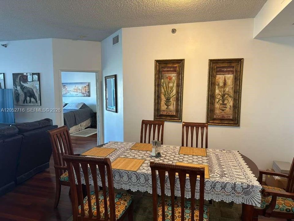 For Rent: $2,800 (2 beds, 2 baths, 1181 Square Feet)