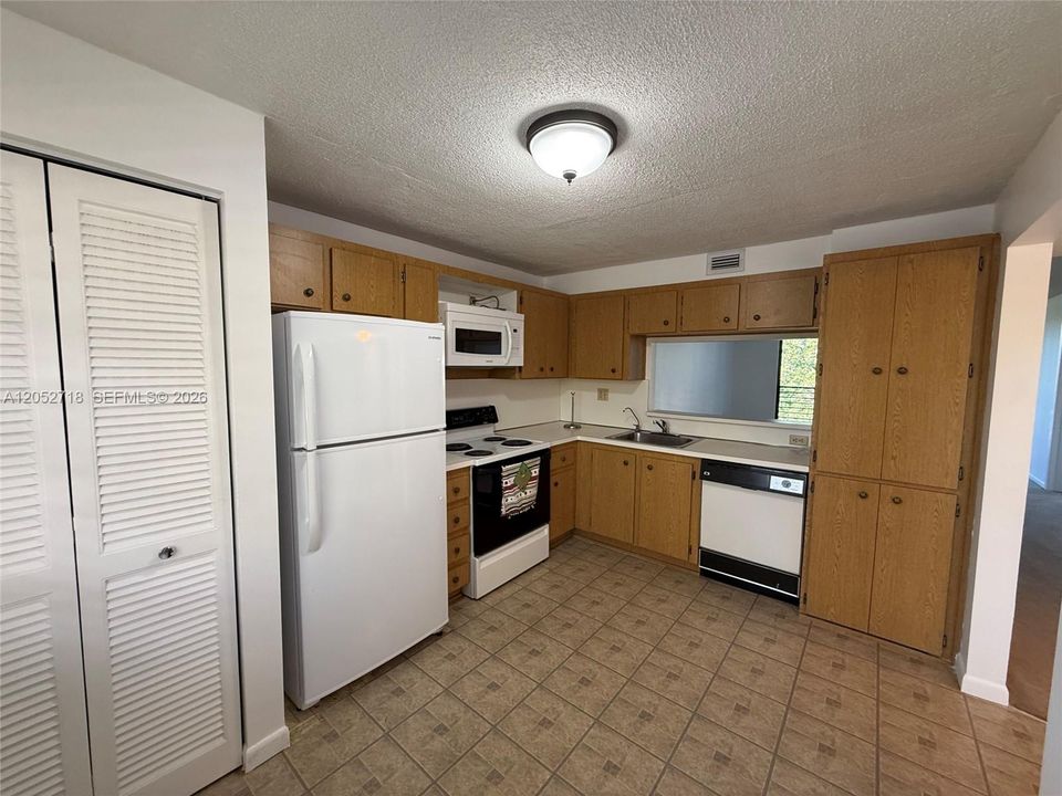 На продажу: $129,999 (2 спален, 2 ванн, 1021 Квадратных фут)