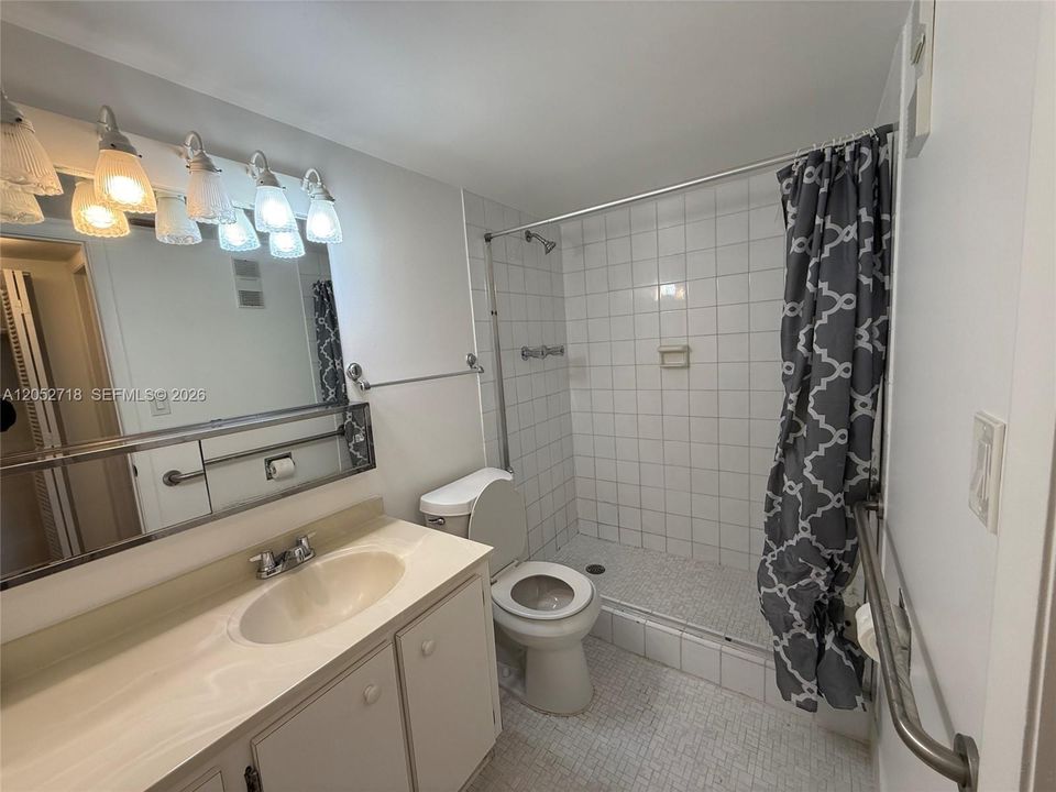 На продажу: $129,999 (2 спален, 2 ванн, 1021 Квадратных фут)