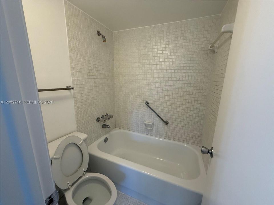 На продажу: $129,999 (2 спален, 2 ванн, 1021 Квадратных фут)
