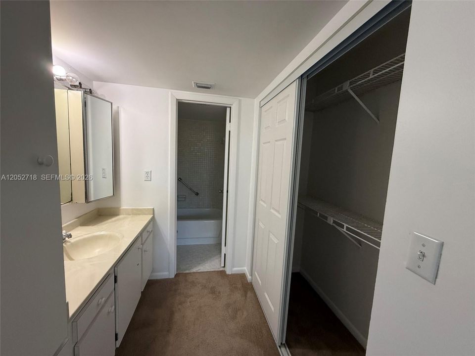 На продажу: $129,999 (2 спален, 2 ванн, 1021 Квадратных фут)
