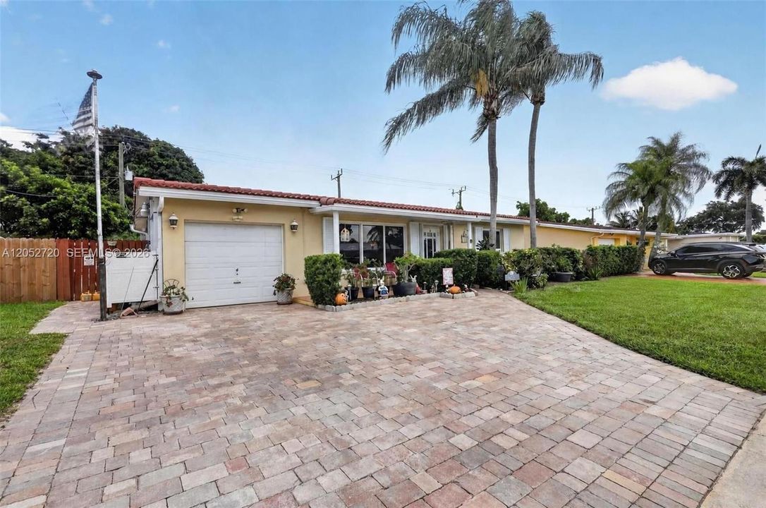 Active With Contract: $539,900 (3 beds, 2 baths, 1574 Square Feet)