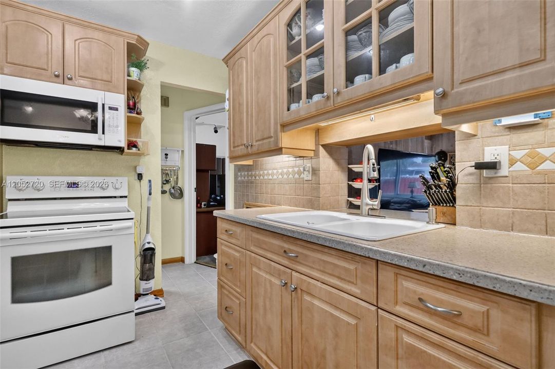 Active With Contract: $539,900 (3 beds, 2 baths, 1574 Square Feet)