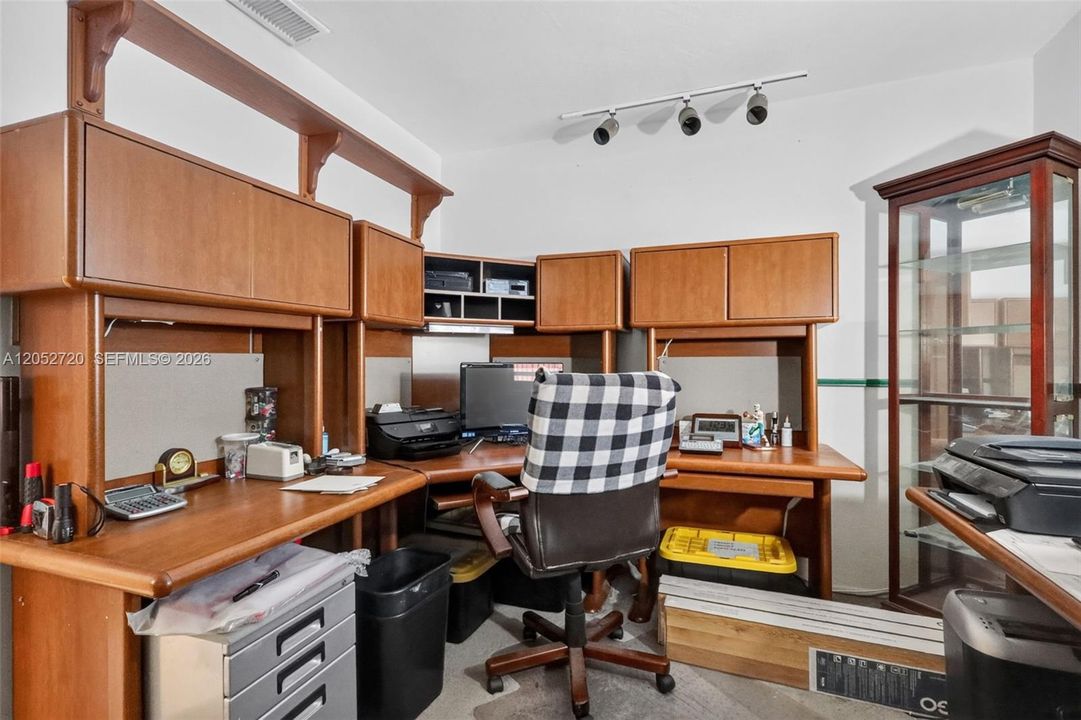 Active With Contract: $539,900 (3 beds, 2 baths, 1574 Square Feet)