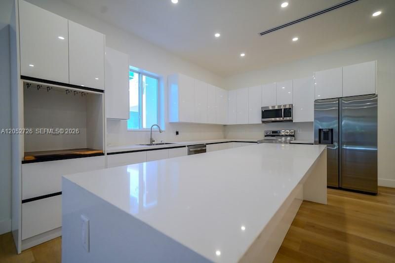 For Rent: $6,500 (4 beds, 3 baths, 2741 Square Feet)