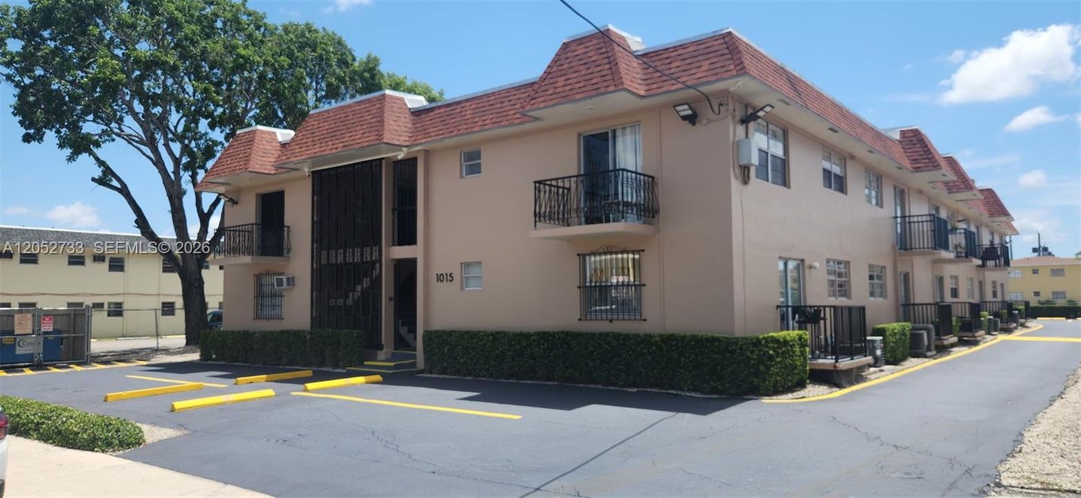 For Rent: $1,695 (1 beds, 1 baths, 720 Square Feet)