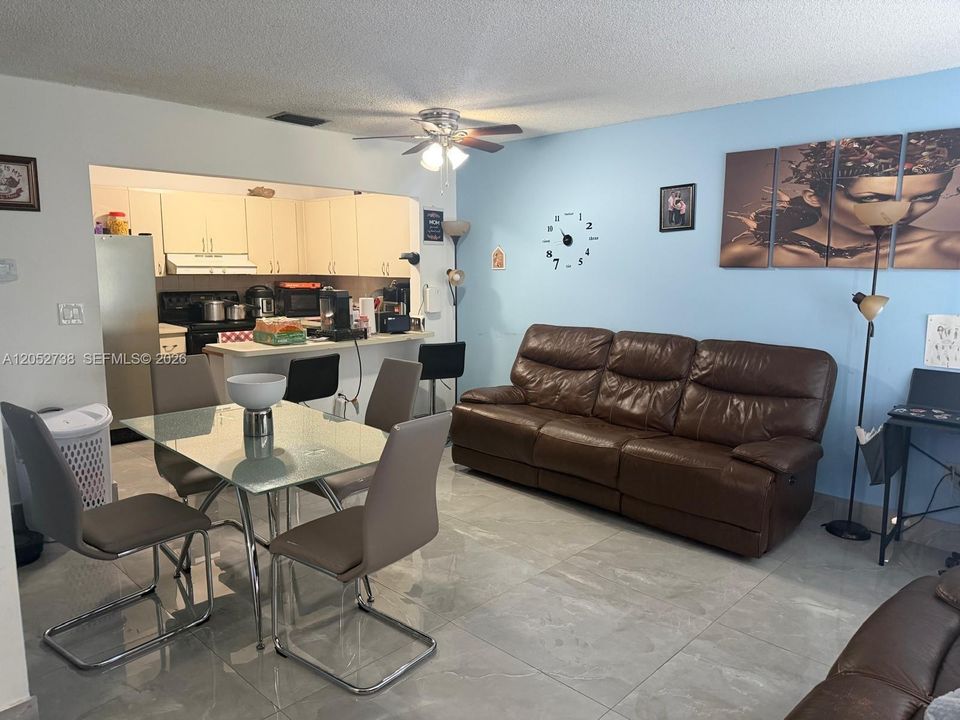 For Rent: $2,400 (2 beds, 2 baths, 856 Square Feet)