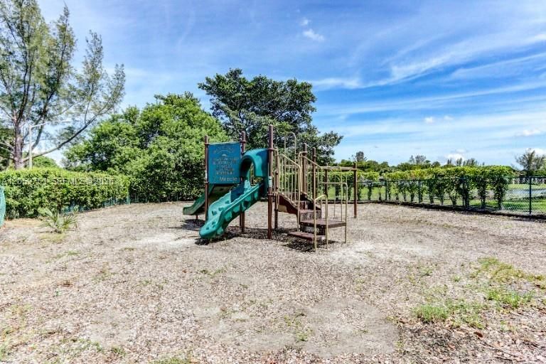 На продажу: $149,900 (2 спален, 1 ванн, 708 Квадратных фут)