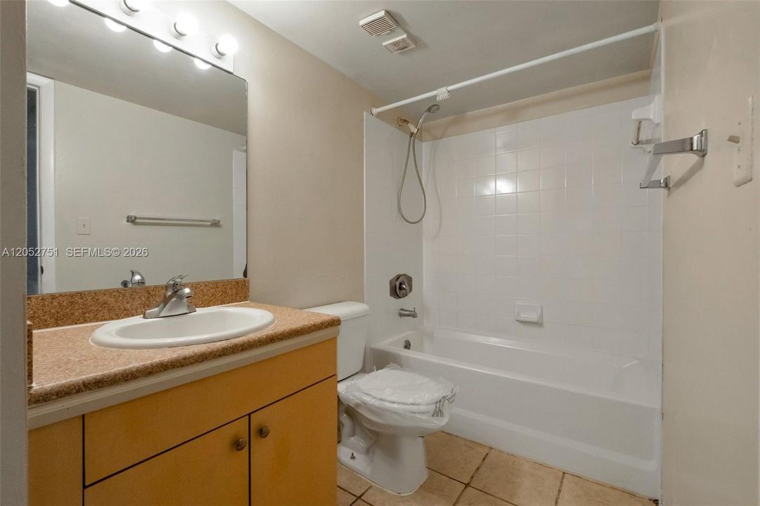 На продажу: $149,900 (2 спален, 1 ванн, 708 Квадратных фут)