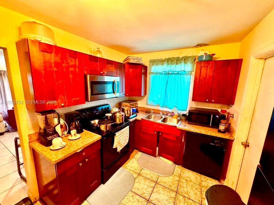 For Sale: $398,000 (3 beds, 2 baths, 1429 Square Feet)