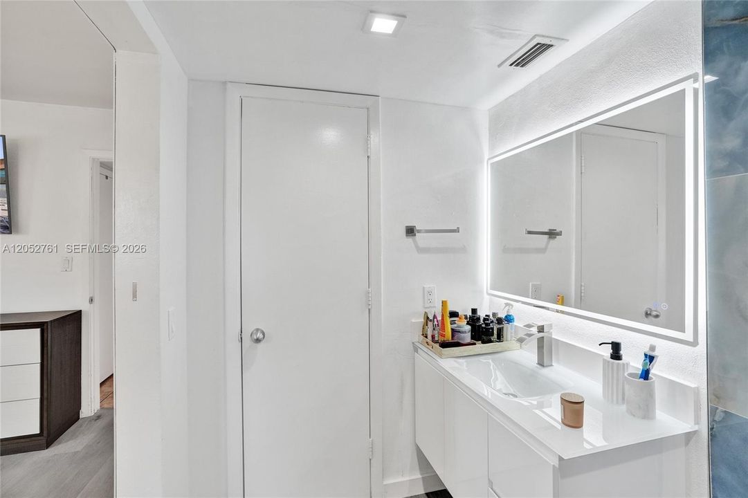 На продажу: $375,000 (2 спален, 2 ванн, 1030 Квадратных фут)