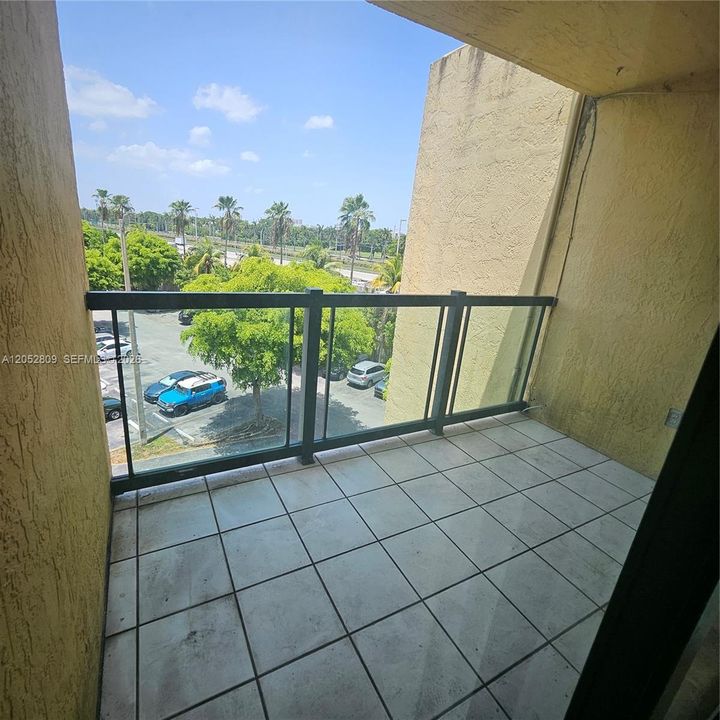For Sale: $300,000 (3 beds, 2 baths, 1114 Square Feet)